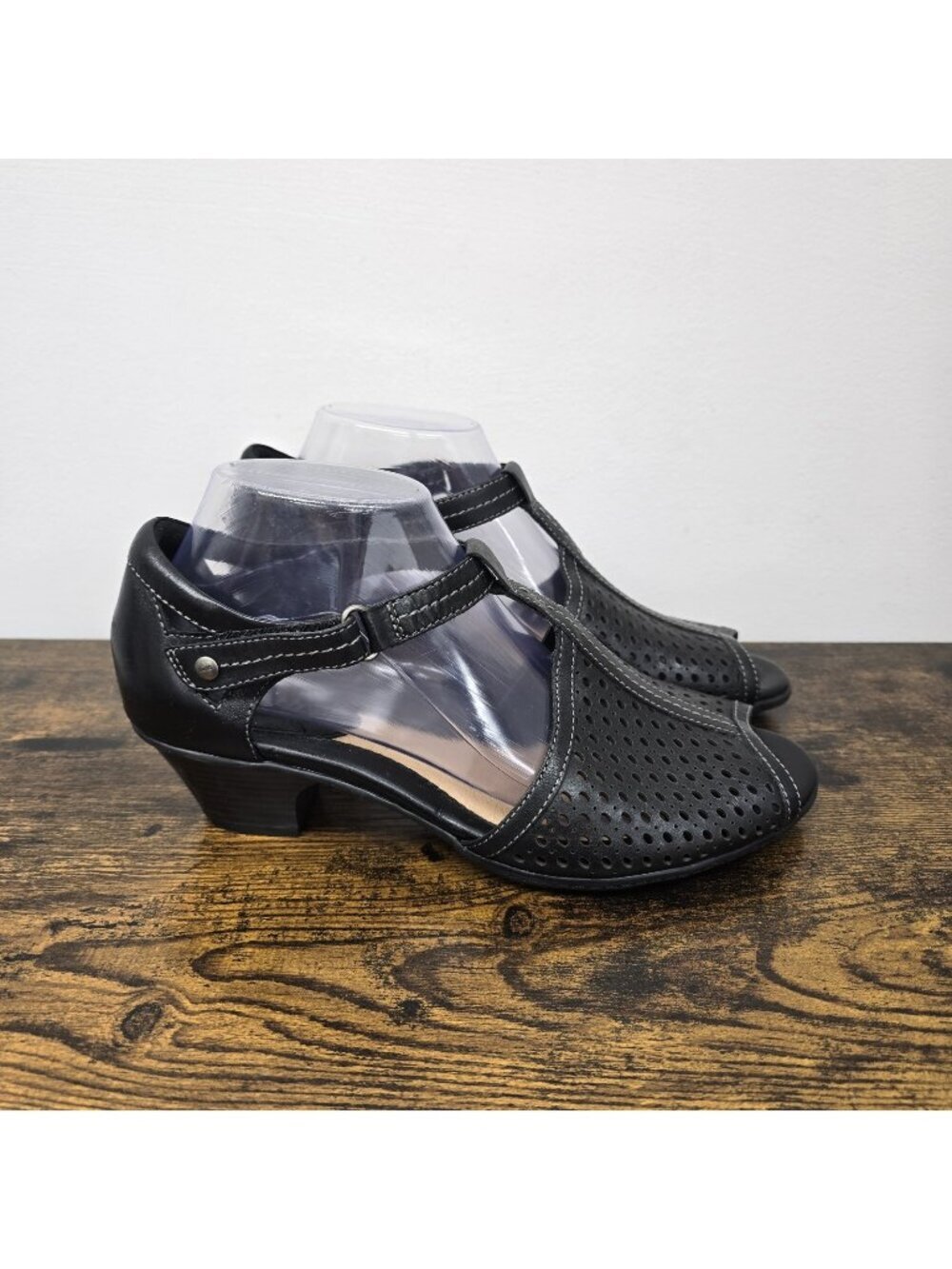 Earth Pavo Heeled Sandals Size 9.5B Peep Toe Laser Cut T-Strap Leather Black